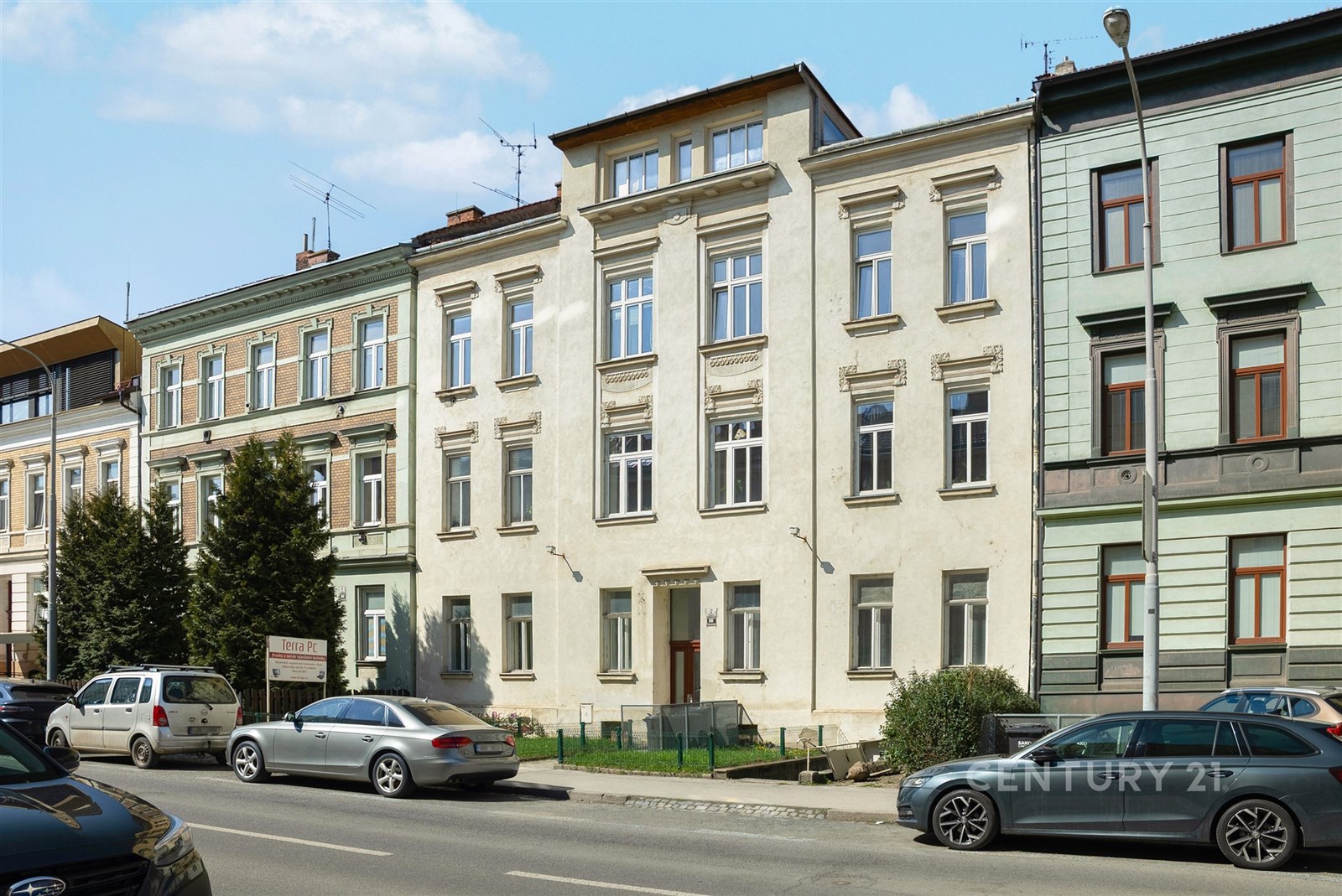 Historická bytová budova s rekonstruovanou fasádou