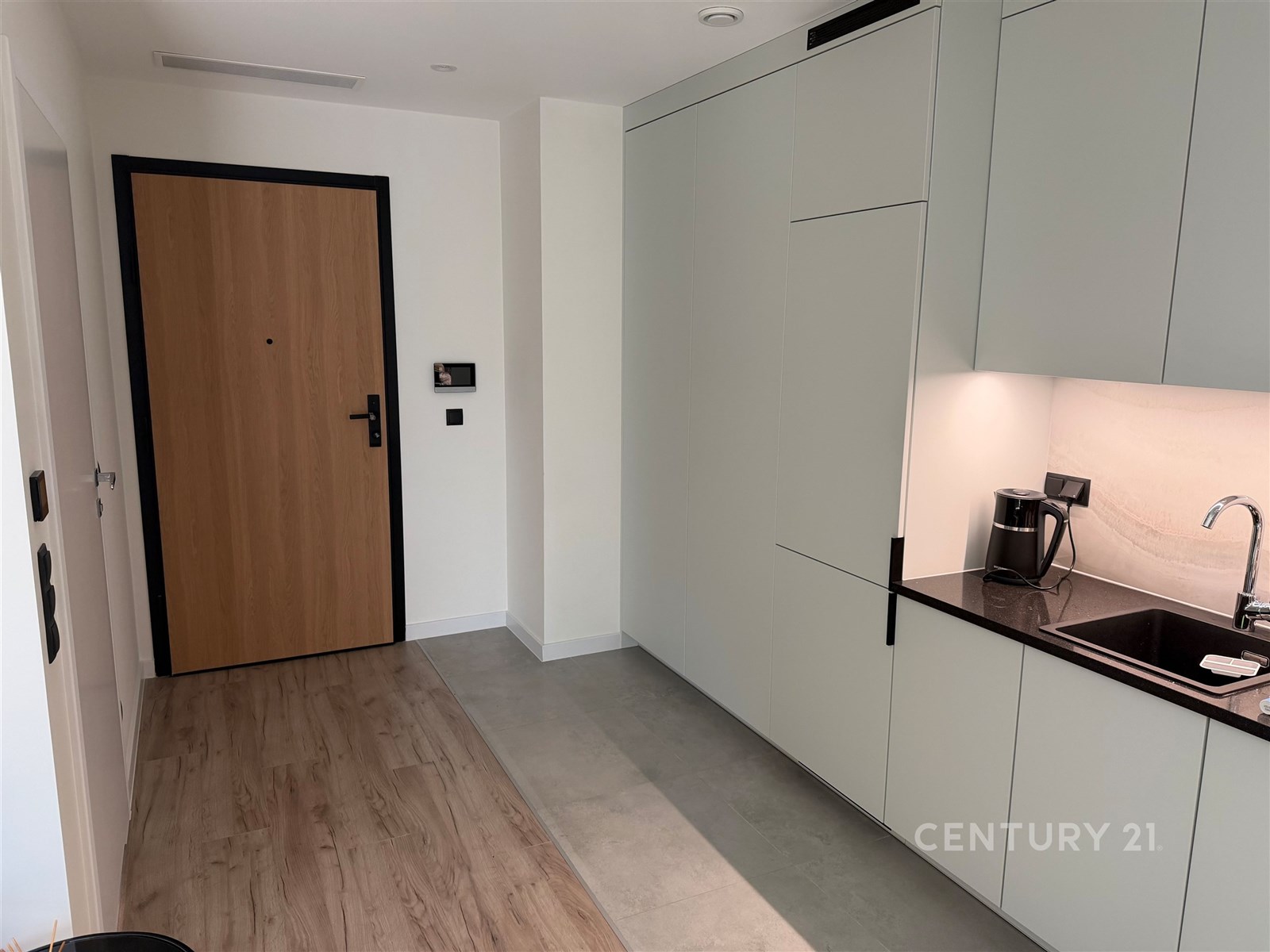 Vstupní hala s moderní kuchyňskou linkou, parketov