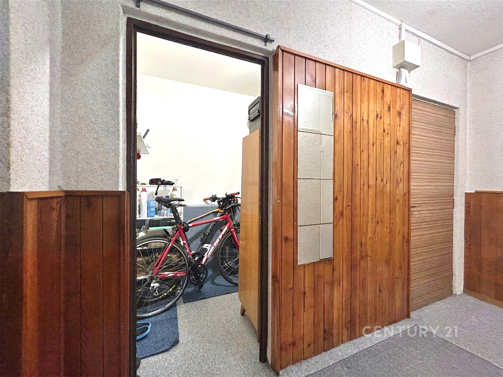 Úložná místnost s dřevěným obložením, betonová pod