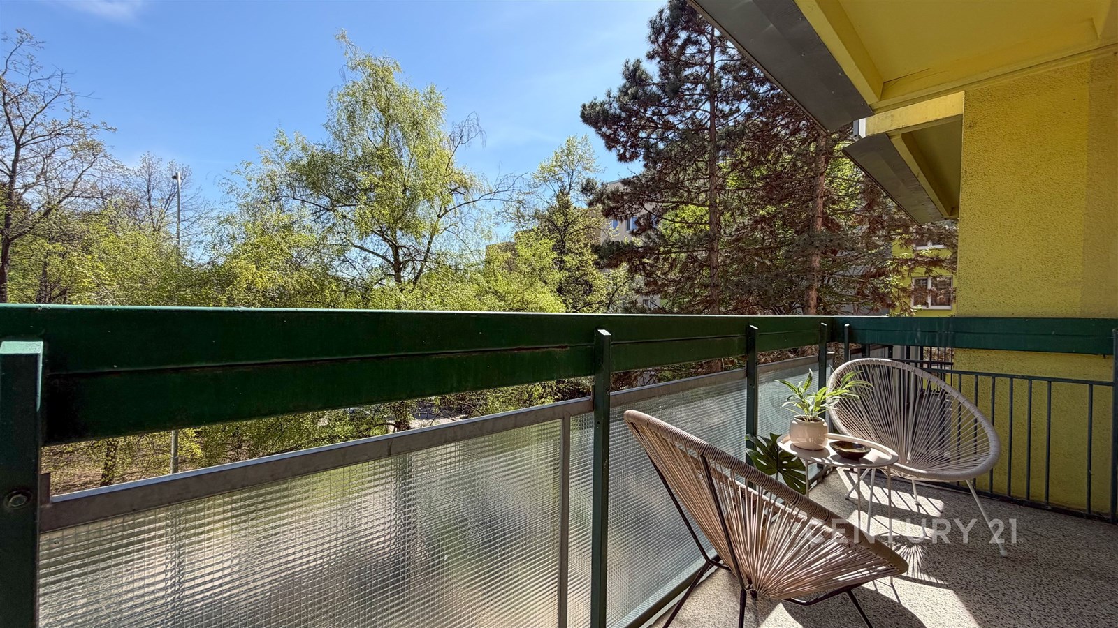 Prostorný balkon s výhledem na zeleň, moderní kovo