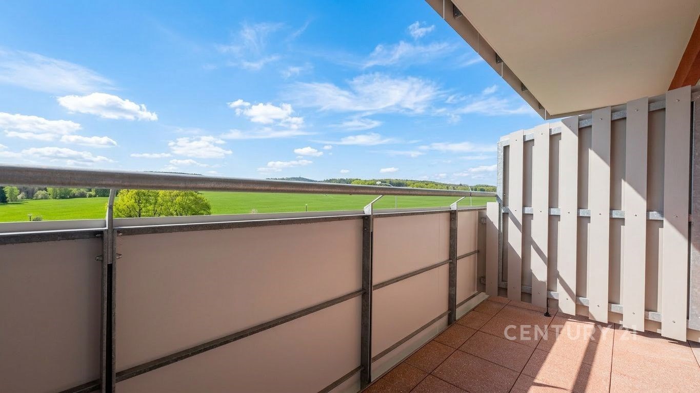 Balkon s výhledem na krajinu, dlažba, moderní zábr