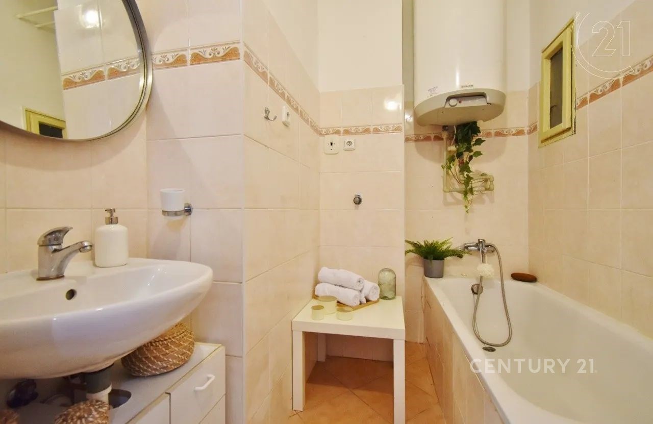 vana s stěna dlaždic, kachličková podlaha, dřez, o