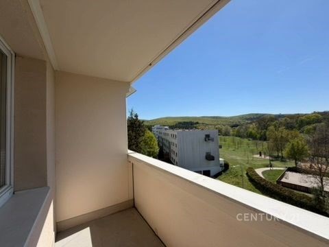 Balkon s výhledem na zeleň a okolní budovy, světlý
