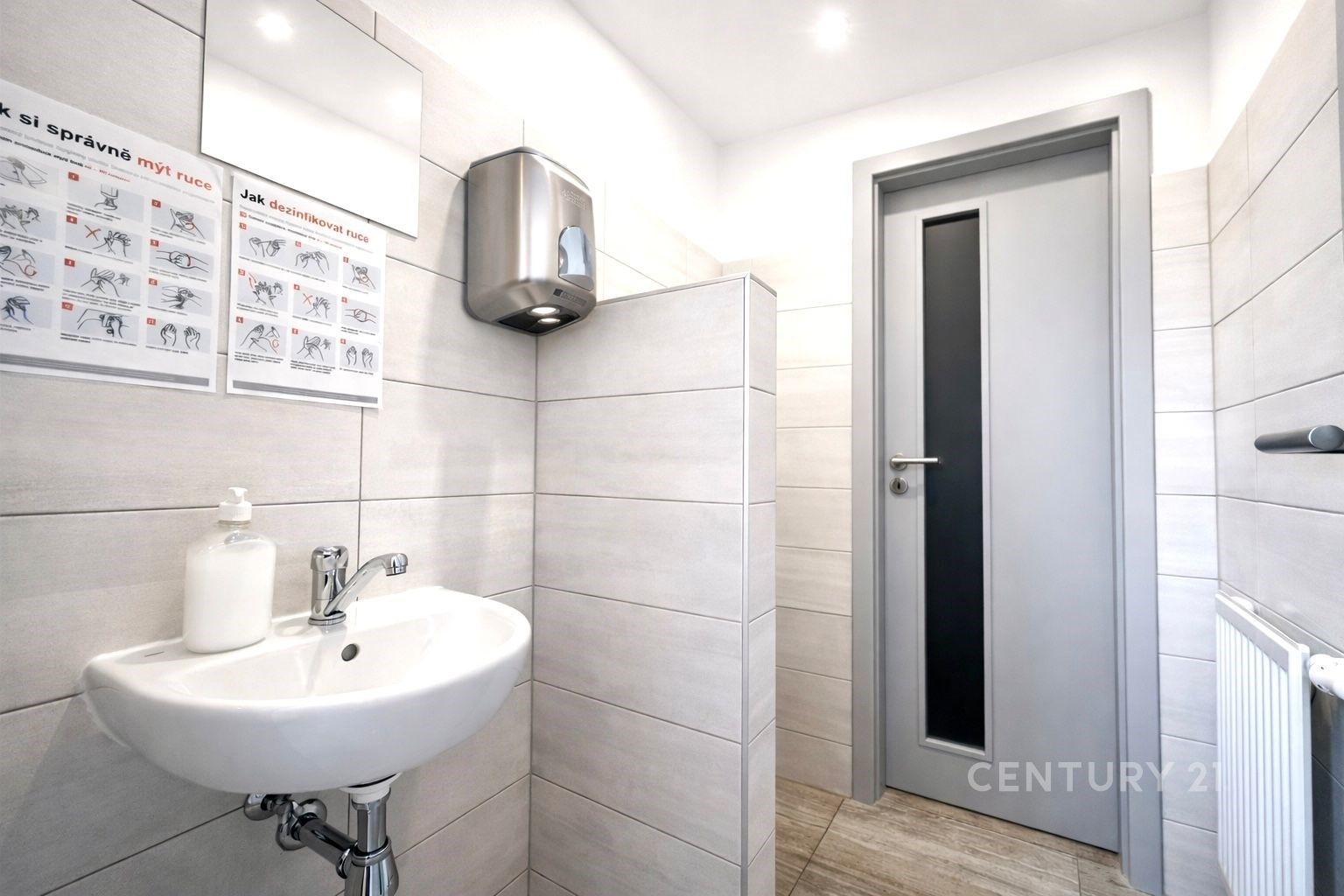 Veřejná toaleta s moderními obklady, umyvadlem a s