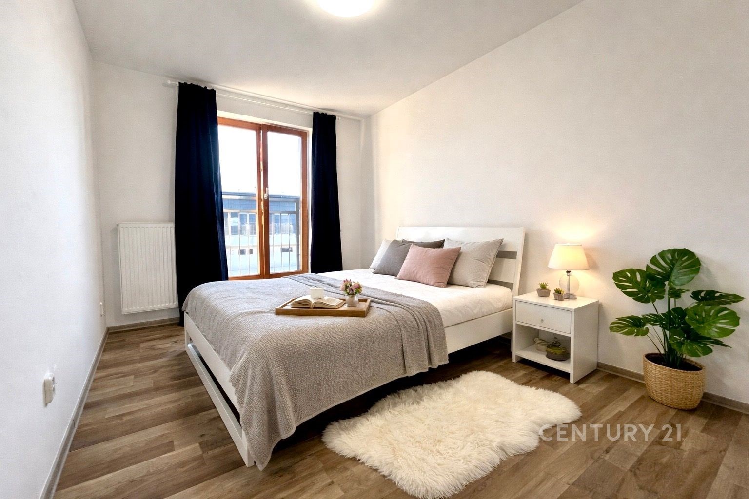 Prostorná ložnice s parketovou podlahou, velkými o