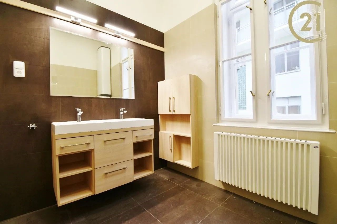 vana s radiátor, skříňka pod dřez, kachličková pod
