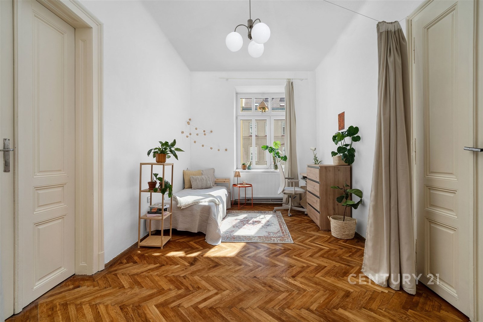 Světlá ložnice, parketová podlaha, velká okna, mod