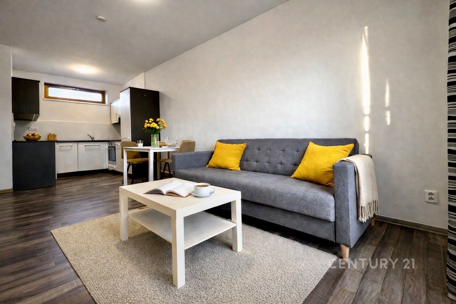 Světlý obývací pokoj s moderní sedačkou, parketovo