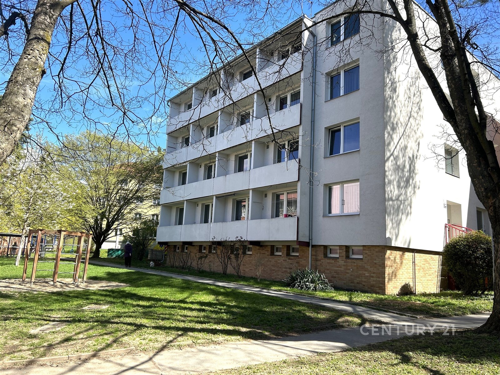 Bytový dům s moderní fasádou, velkými okny a prost