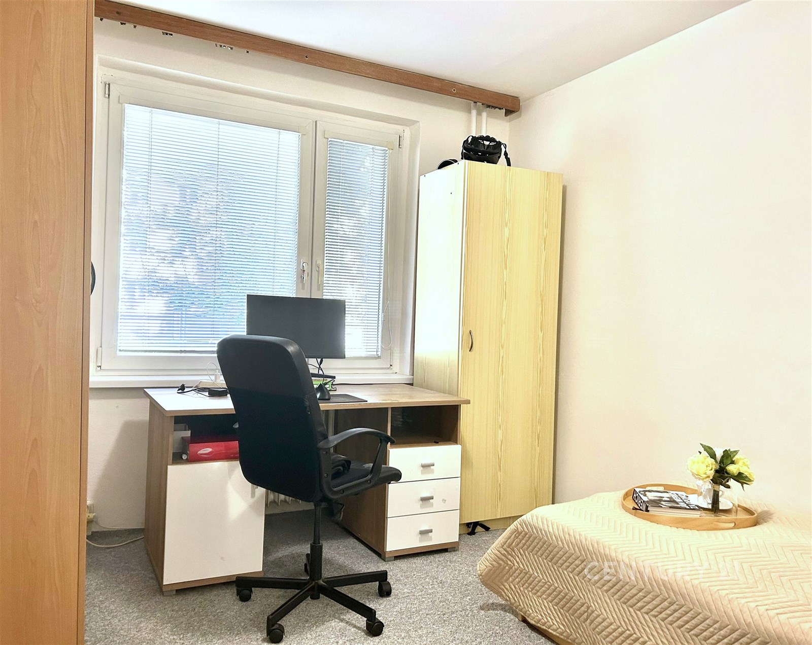 Pracovní kout s moderním stolem, roletami na oknec