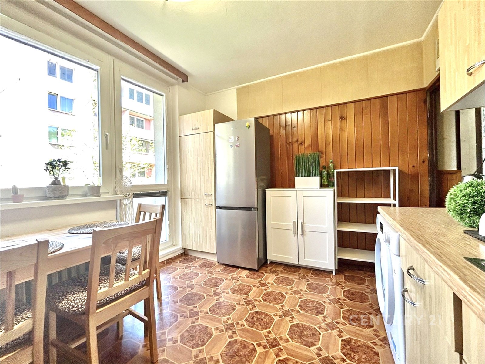 Světlá kuchyň s dřevěnými obklady, parketovou podl