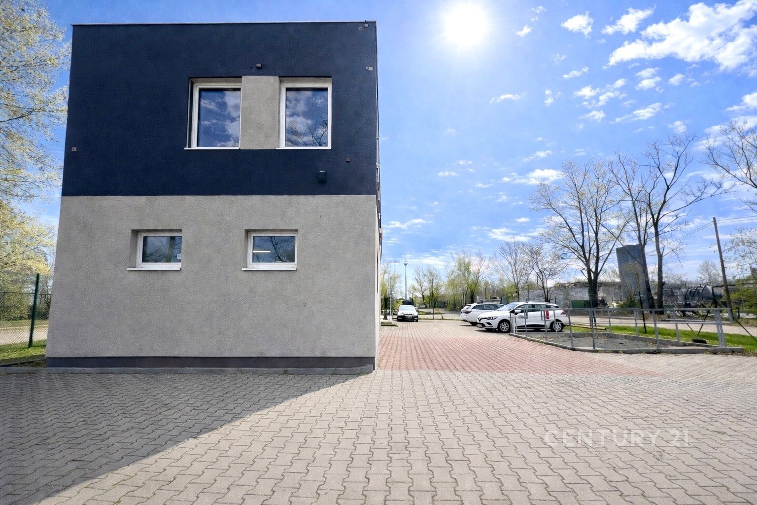 Moderní budova s parkovacími místy, úhledná fasáda