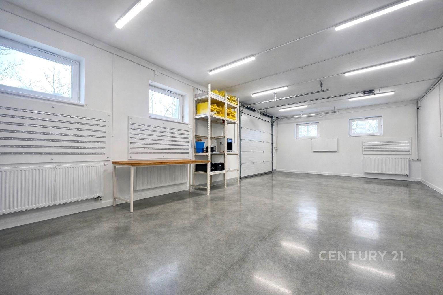 Moderní garáž s betonovou podlahou, vestavěnými po