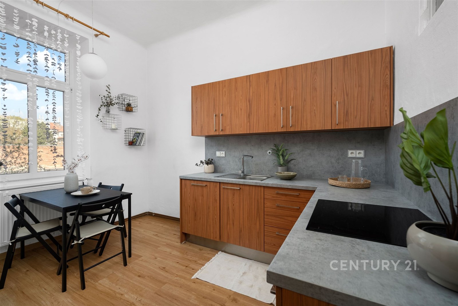 Moderní kuchyň s dřevěnými skříňkami, parketovou p