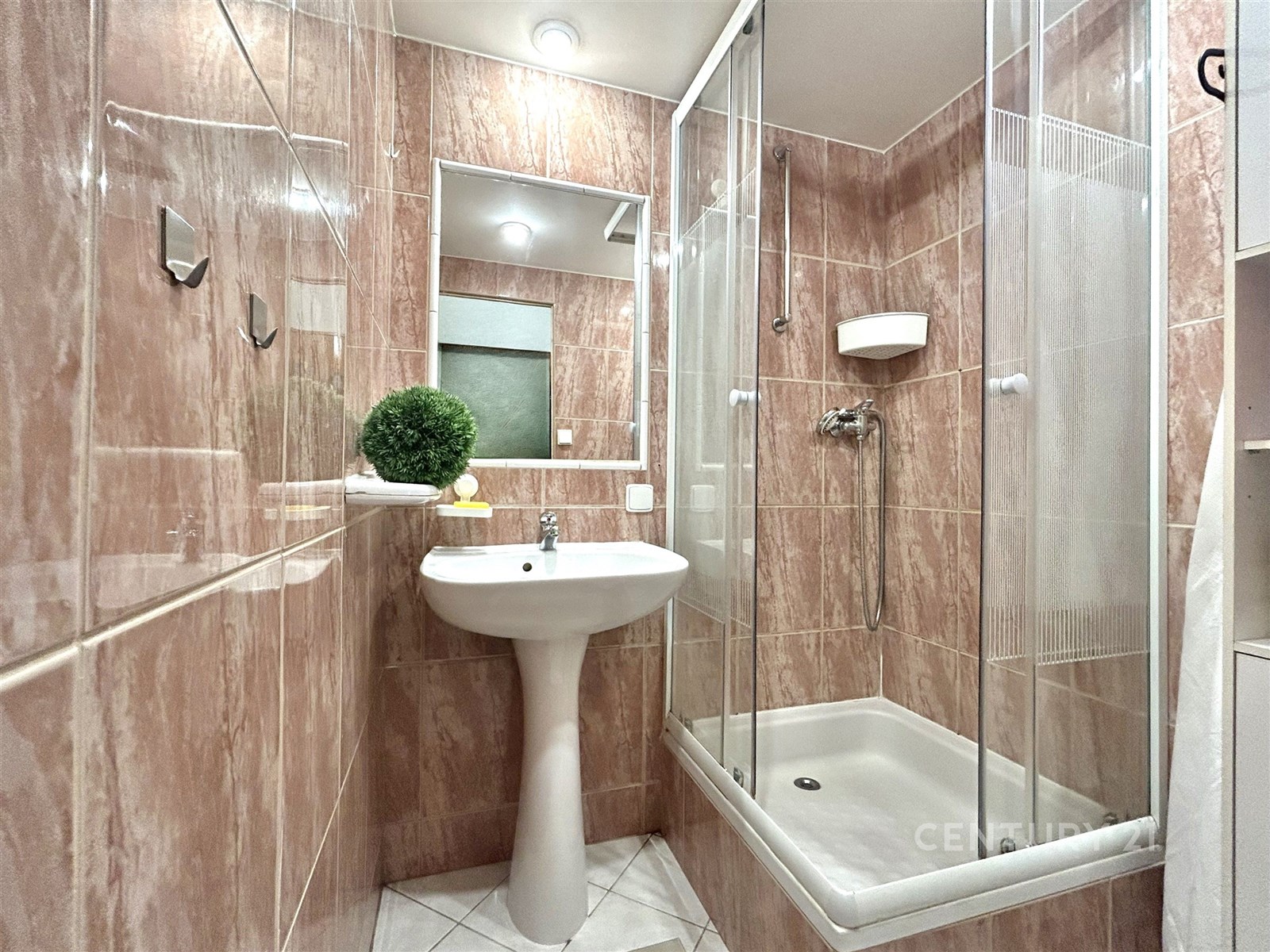 Kompaktní koupelna s dlažbou v imitaci kamene, spr