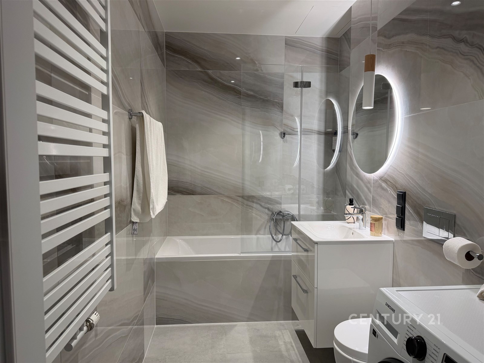 Moderní koupelna s mramorovou dlažbou, vestavěným 