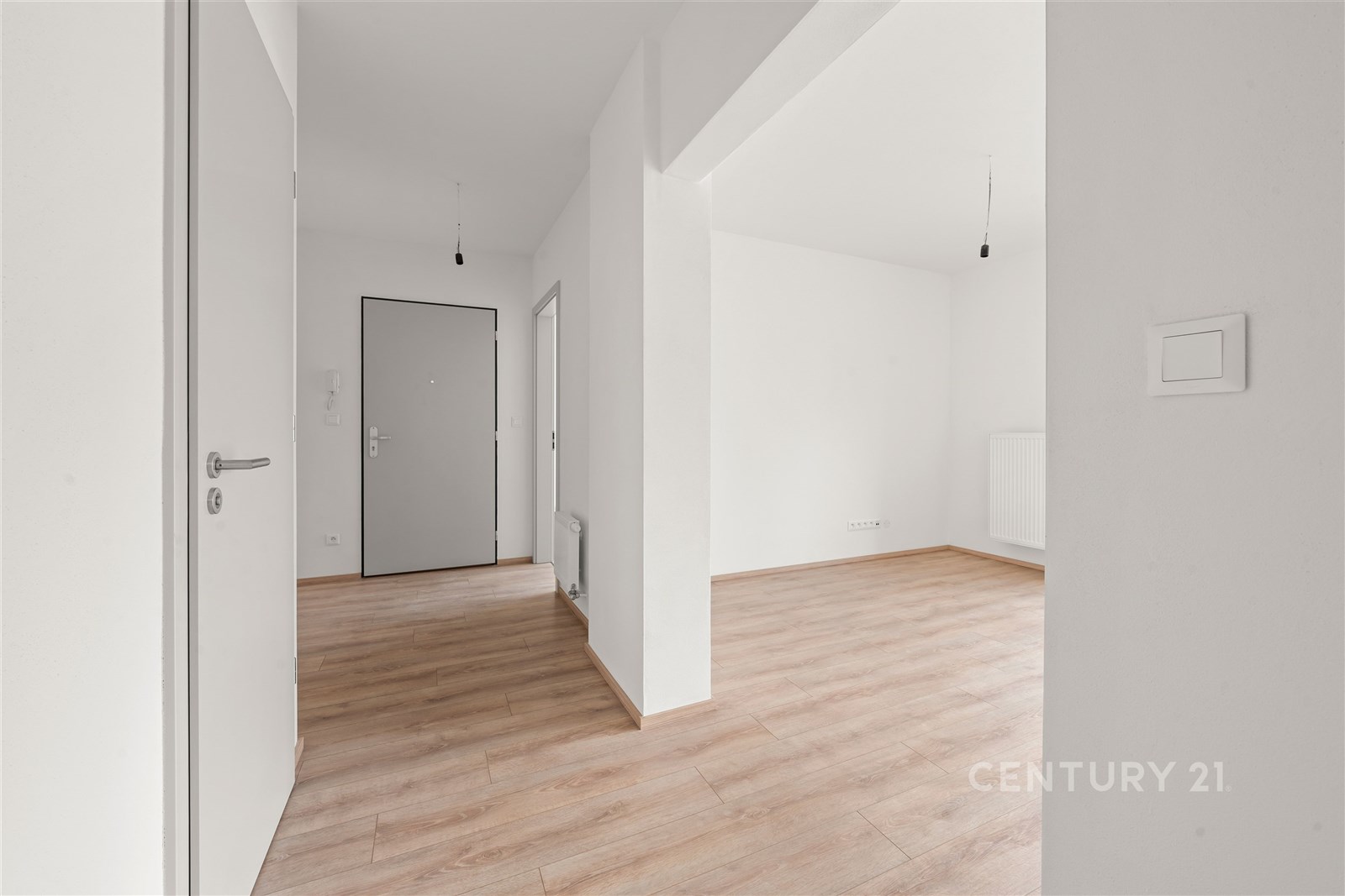 Světlá vstupní hala s moderní parketovou podlahou 
