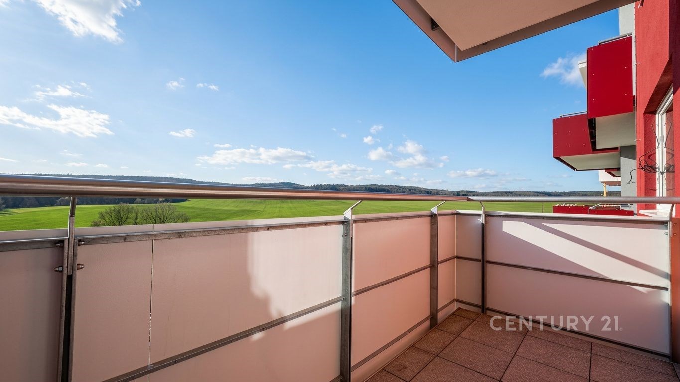 Balkón s dlážděnou podlahou nabízí panoramatický v