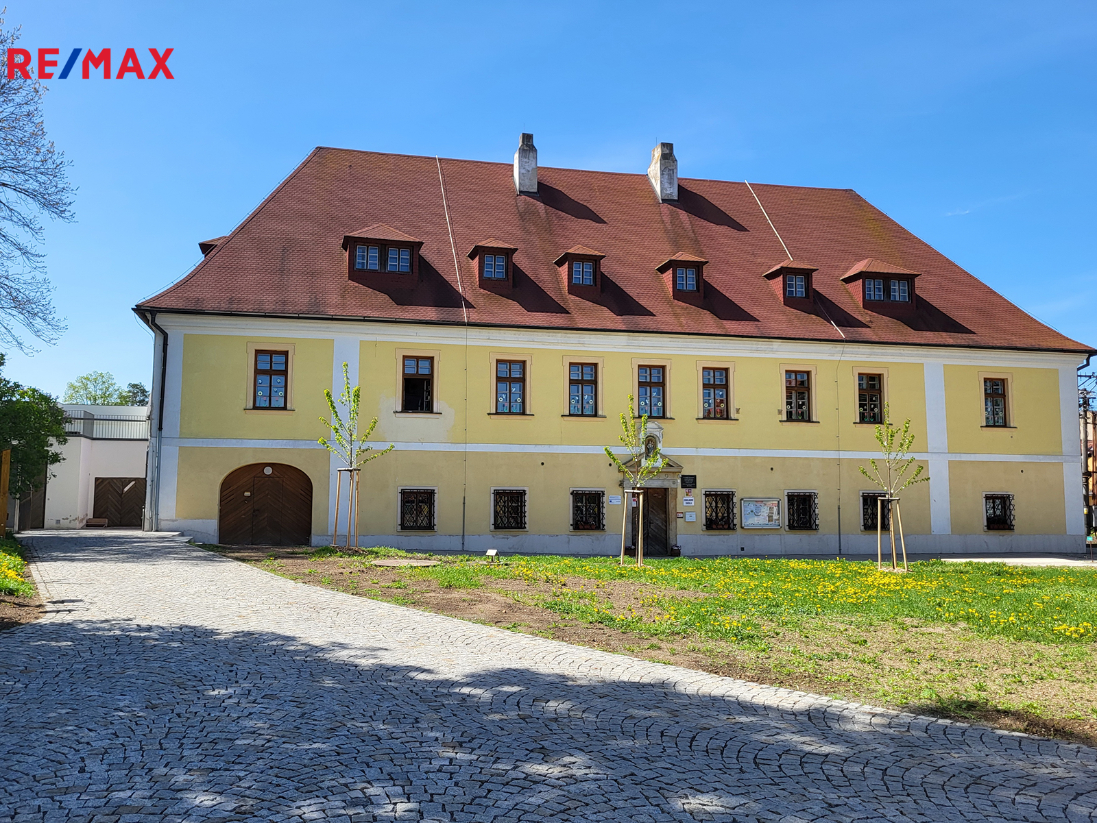 Základní škola cca 100m od pozemku