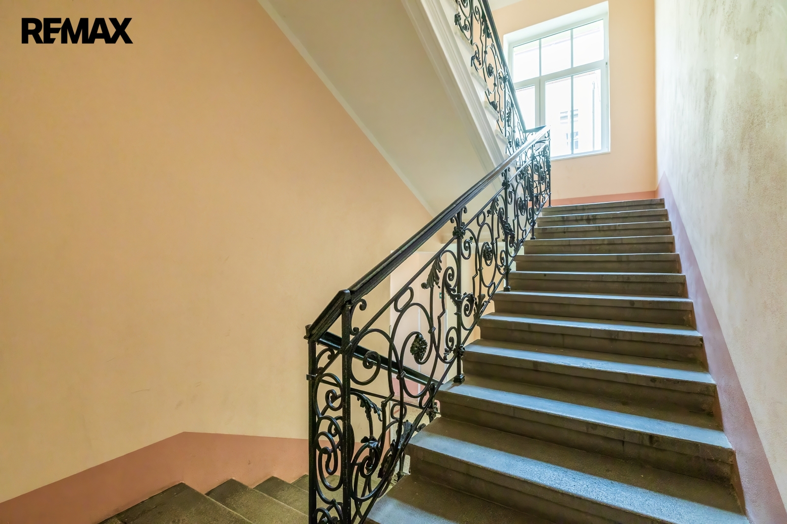 Možno změnit na prádelnu a úložné prostory.