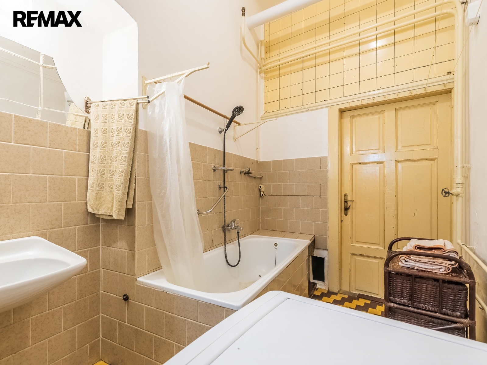 Možno změnit na prádelnu a úložné prostory.