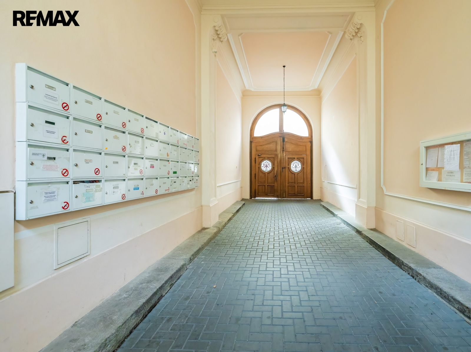 Možno změnit na prádelnu a úložné prostory.