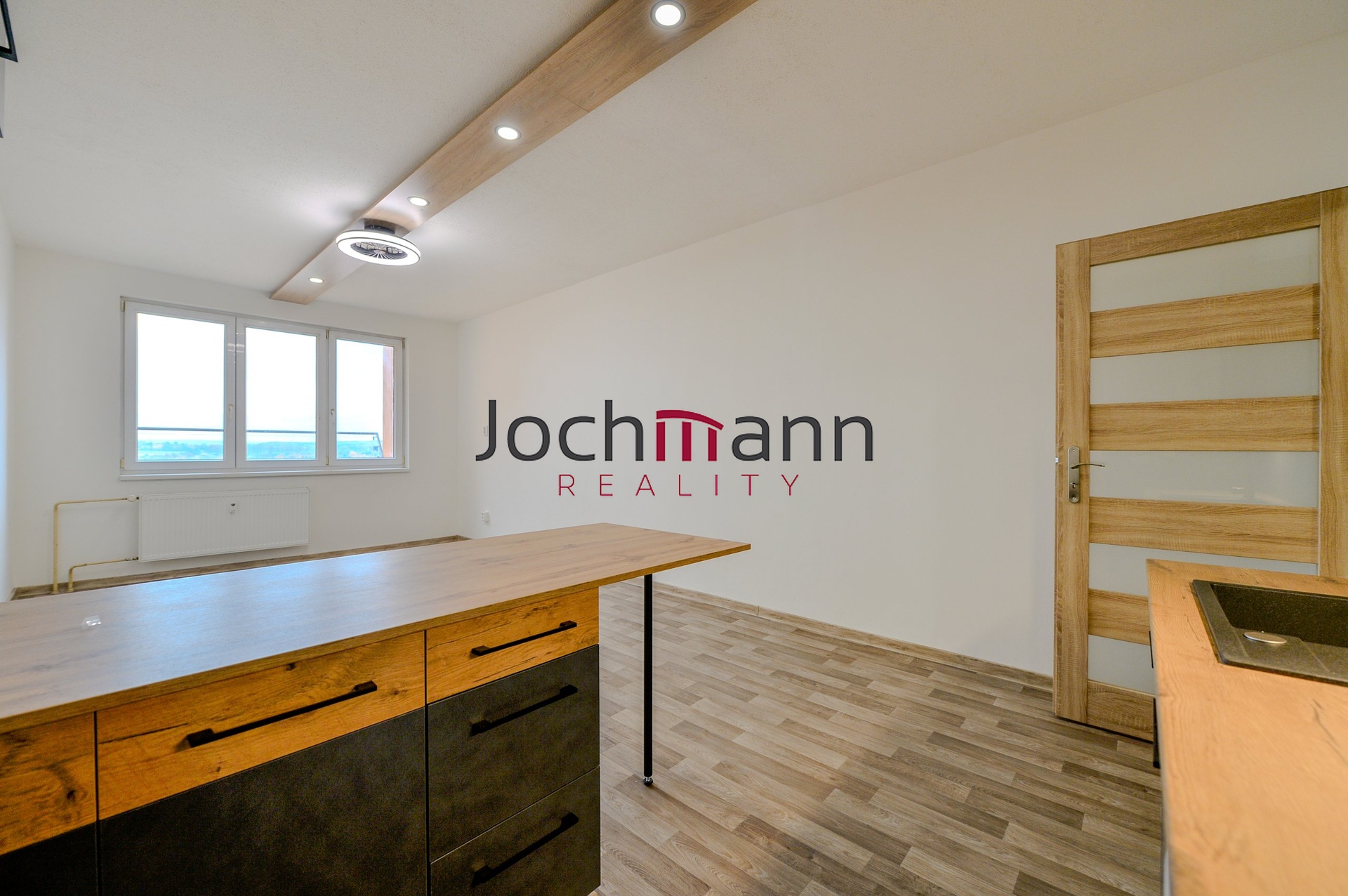 0BA84FBE-33B0-4BDF-B9AB-CCF2C68A7853-2