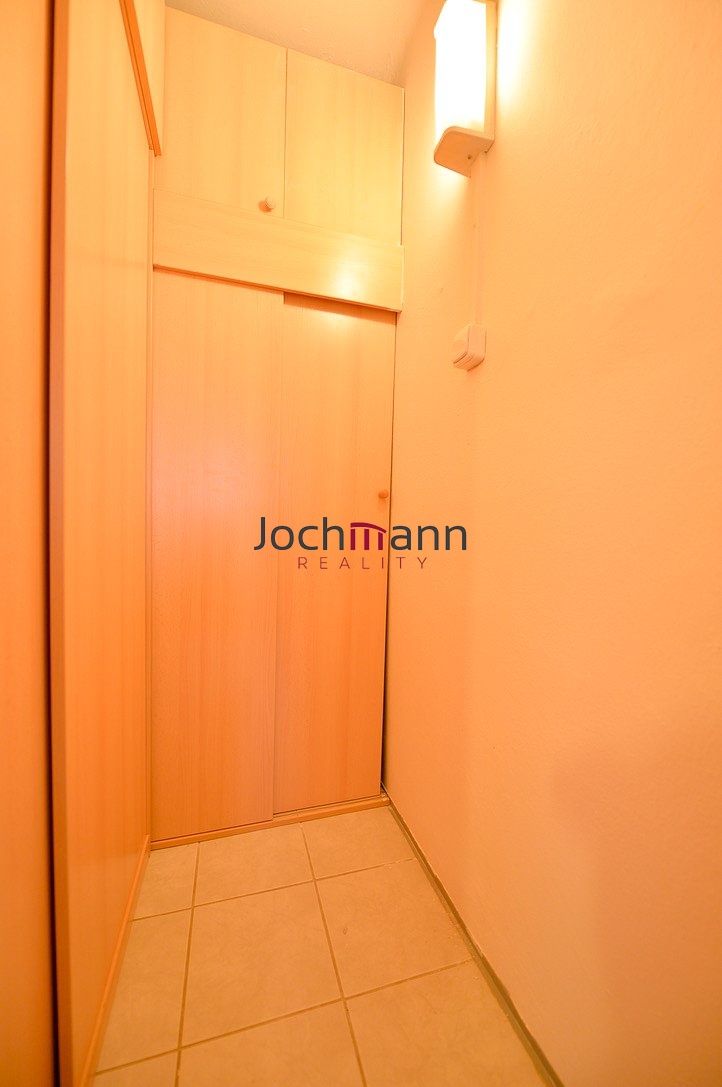 6FC81043-5E9E-4691-8387-80A3859571C8_1_105_c