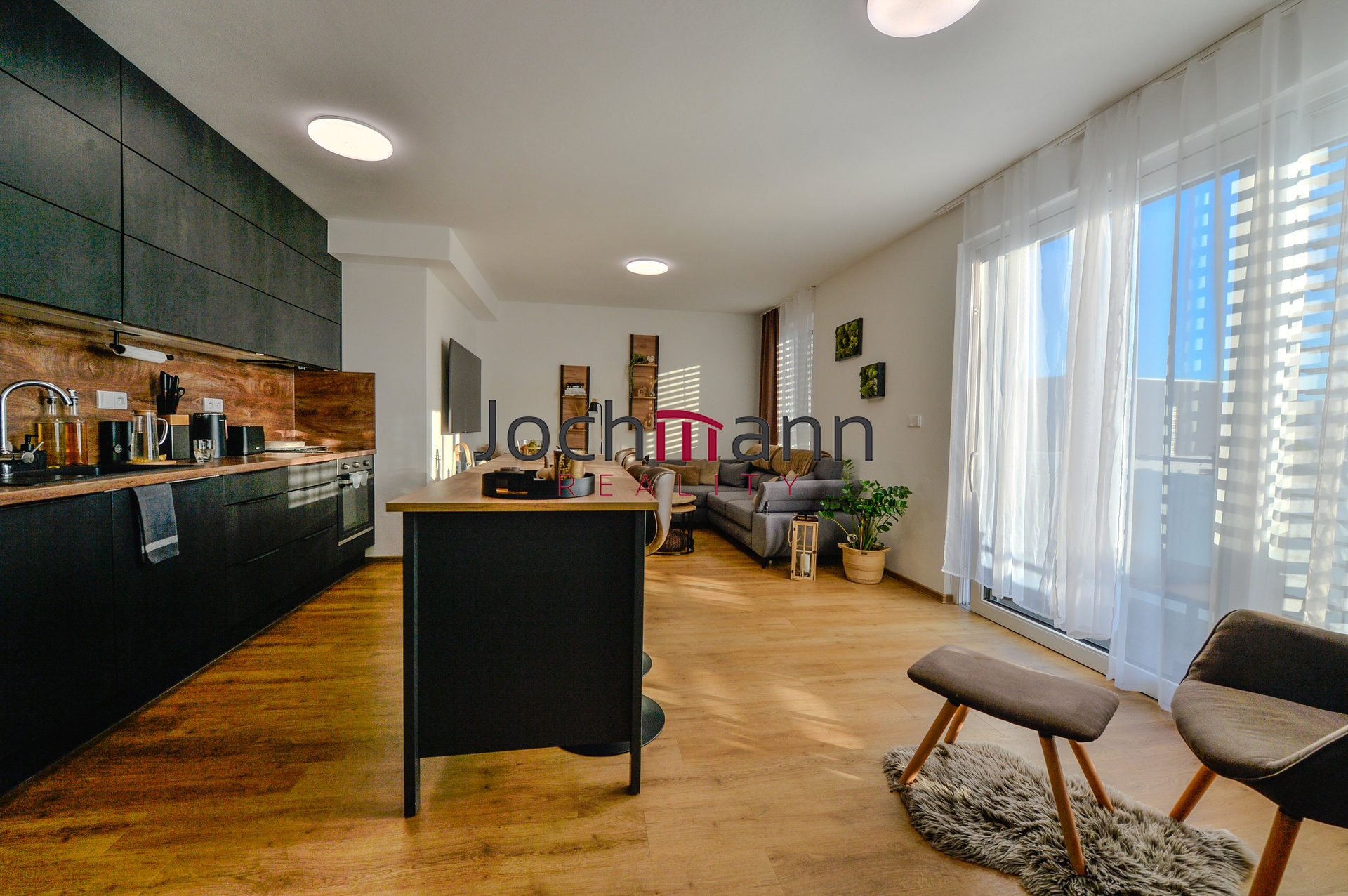 EE83CD9B-B181-4AF5-BCF1-EF814548CD43