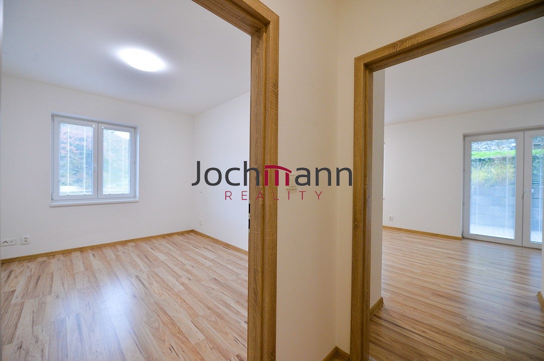 F52AD92A-D532-4837-A2AD-0FE7BBE86F11_1_105_c