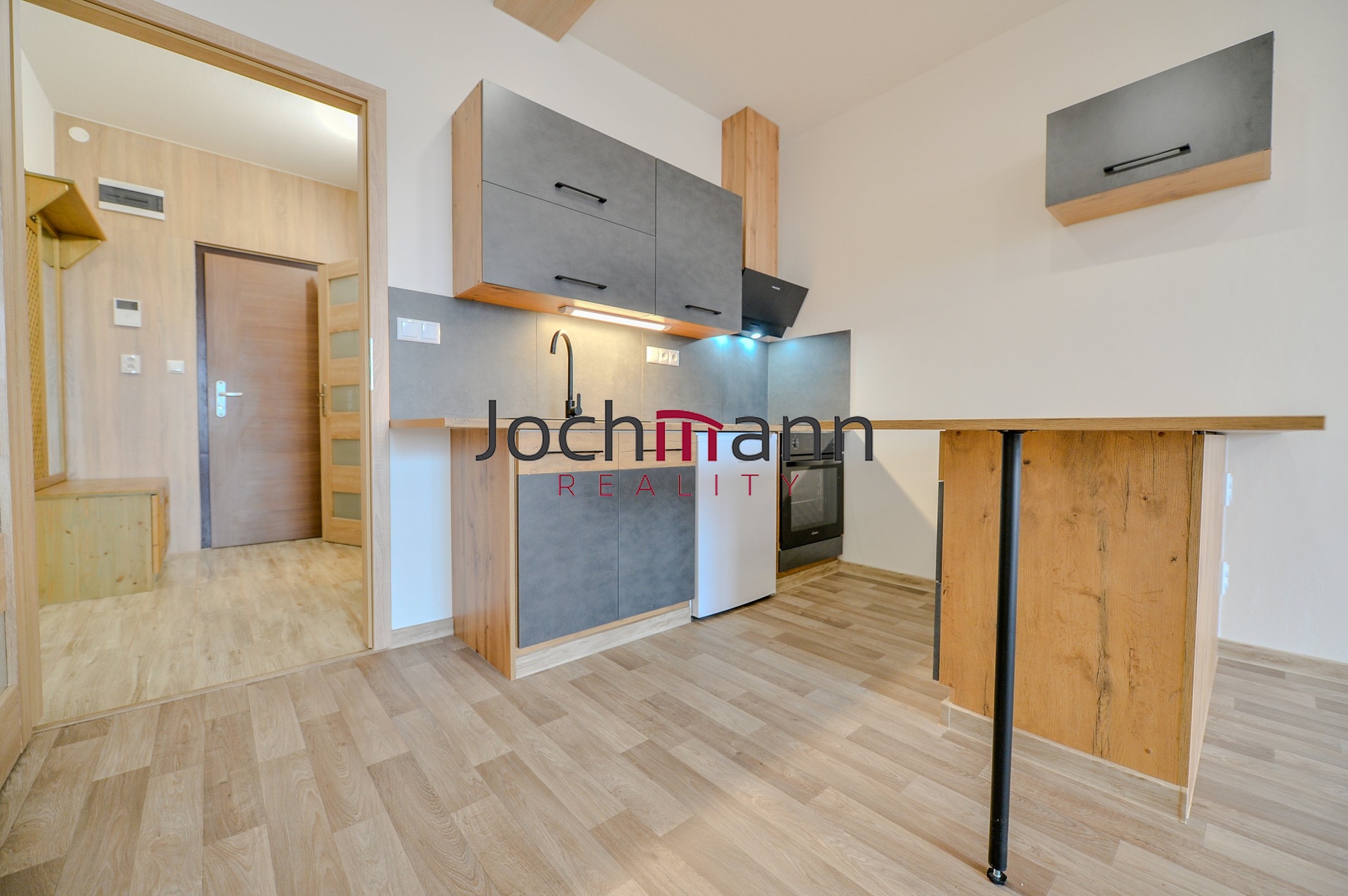 A1C669DD-6C0A-4FB2-B978-6E16A421A6DA-2