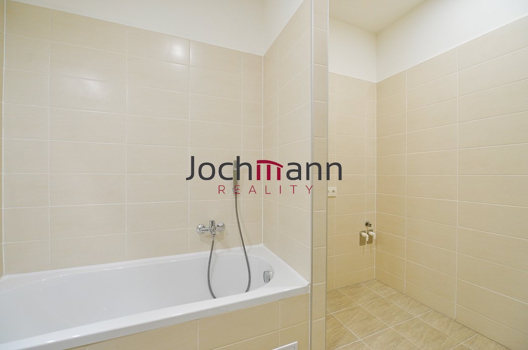 3FD753FF-80D4-44FB-A4A3-34C4EC9AC9CB_1_105_c