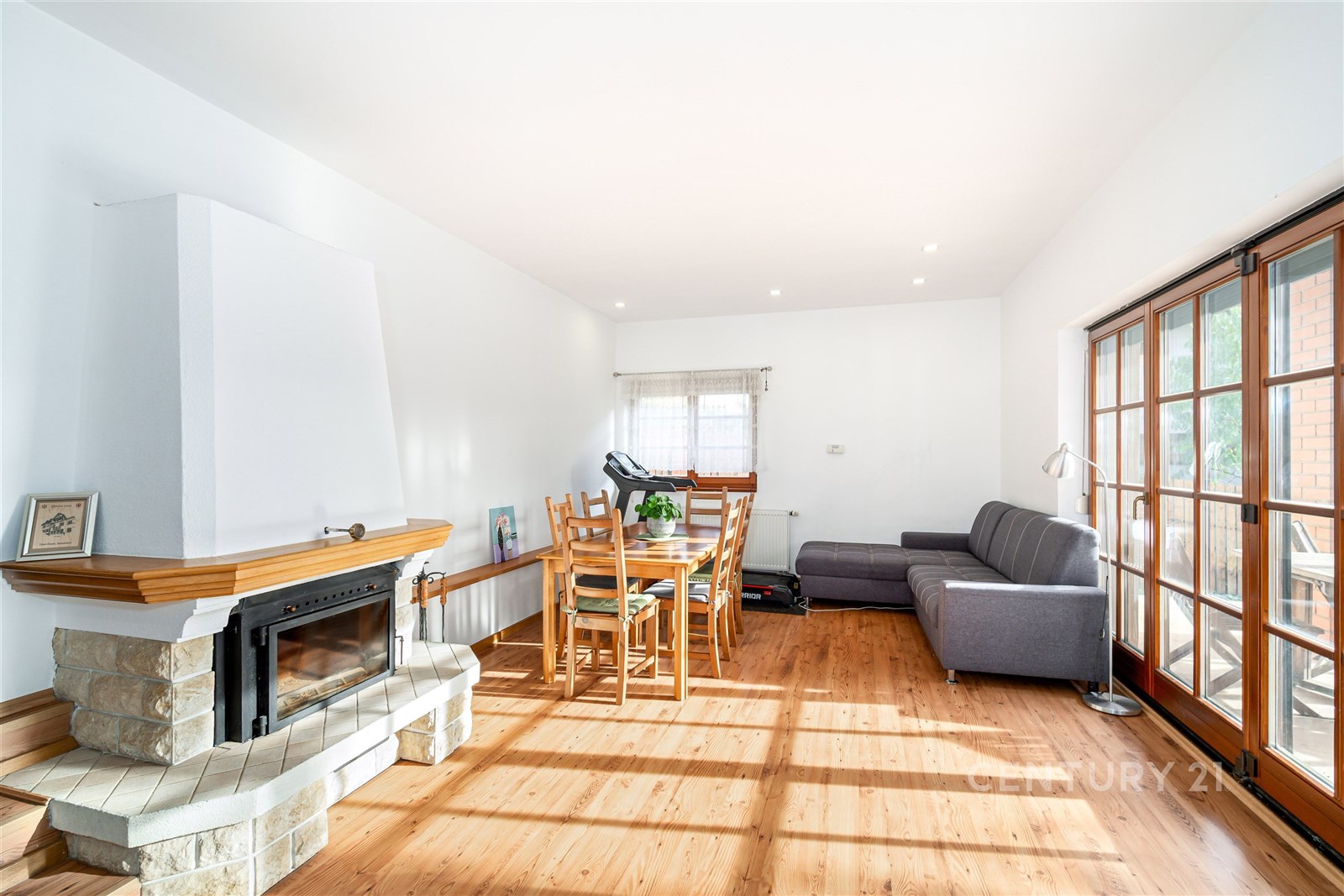 Obývací pokoj s krbem a průchodem na terasu