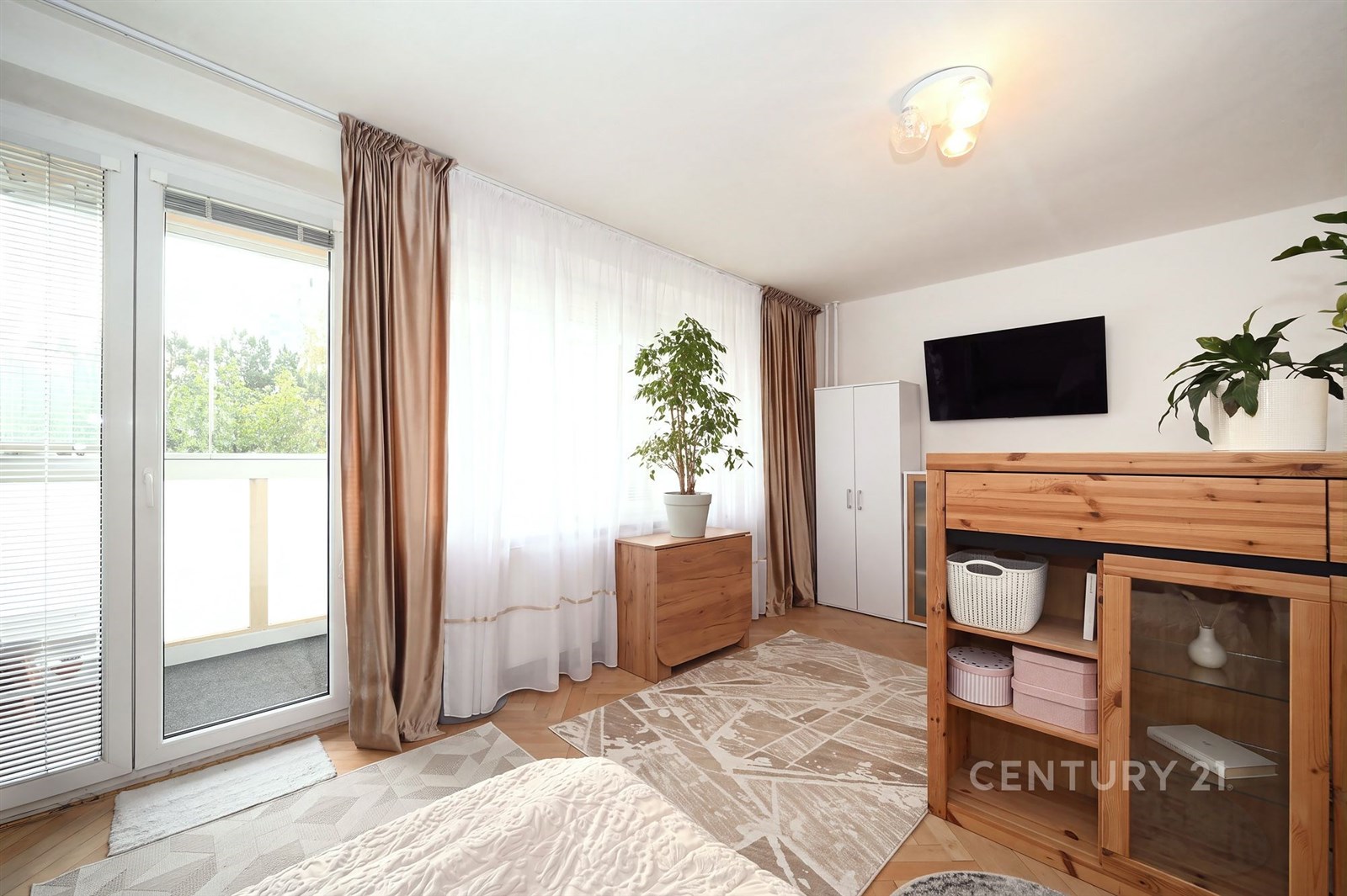 Large bedroom: spacious