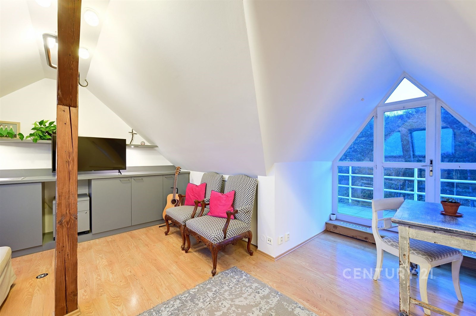 Podkroví - pohled na terasu