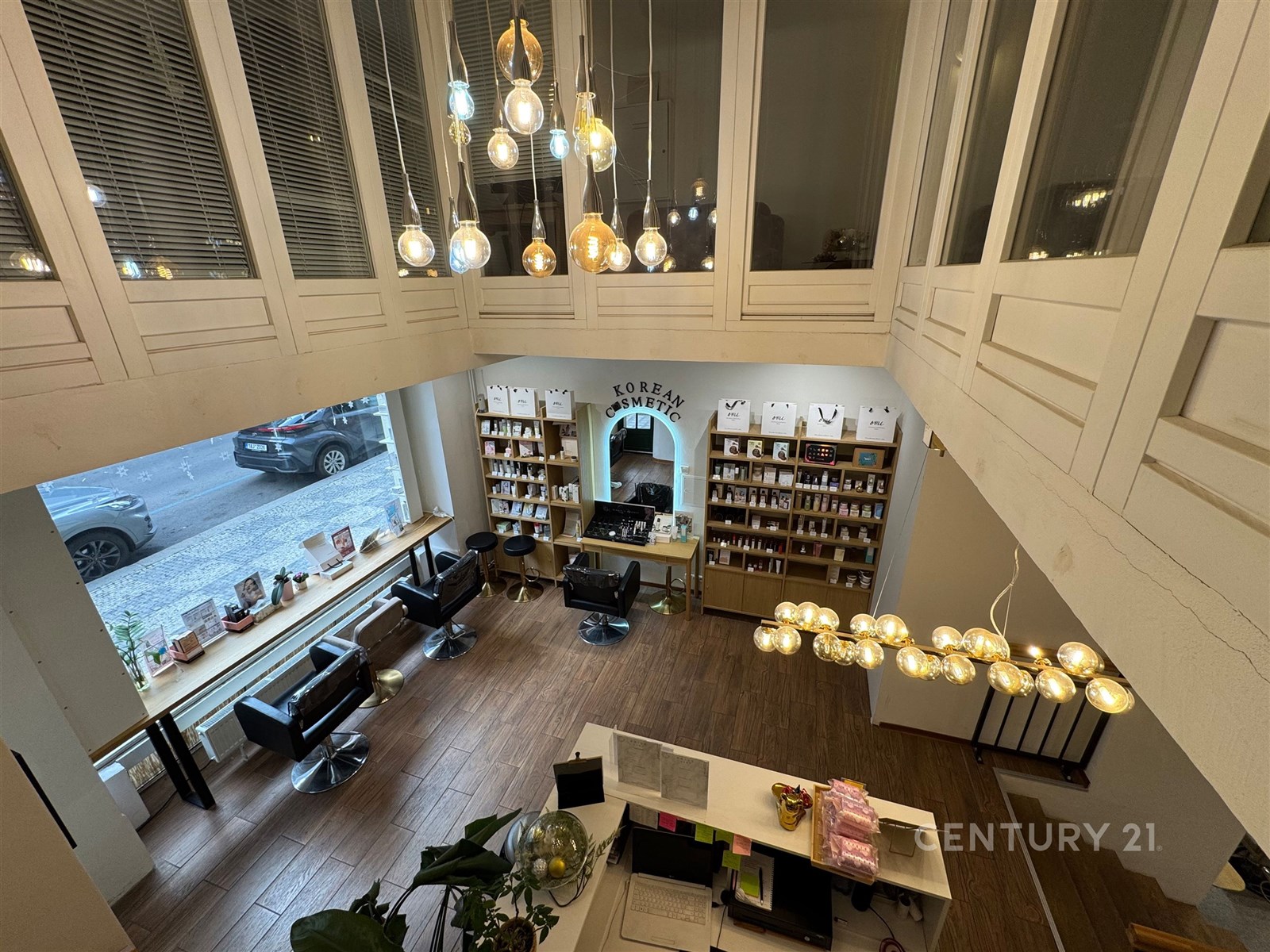 Pohled do přízemí ze schodiště ke kanceláři