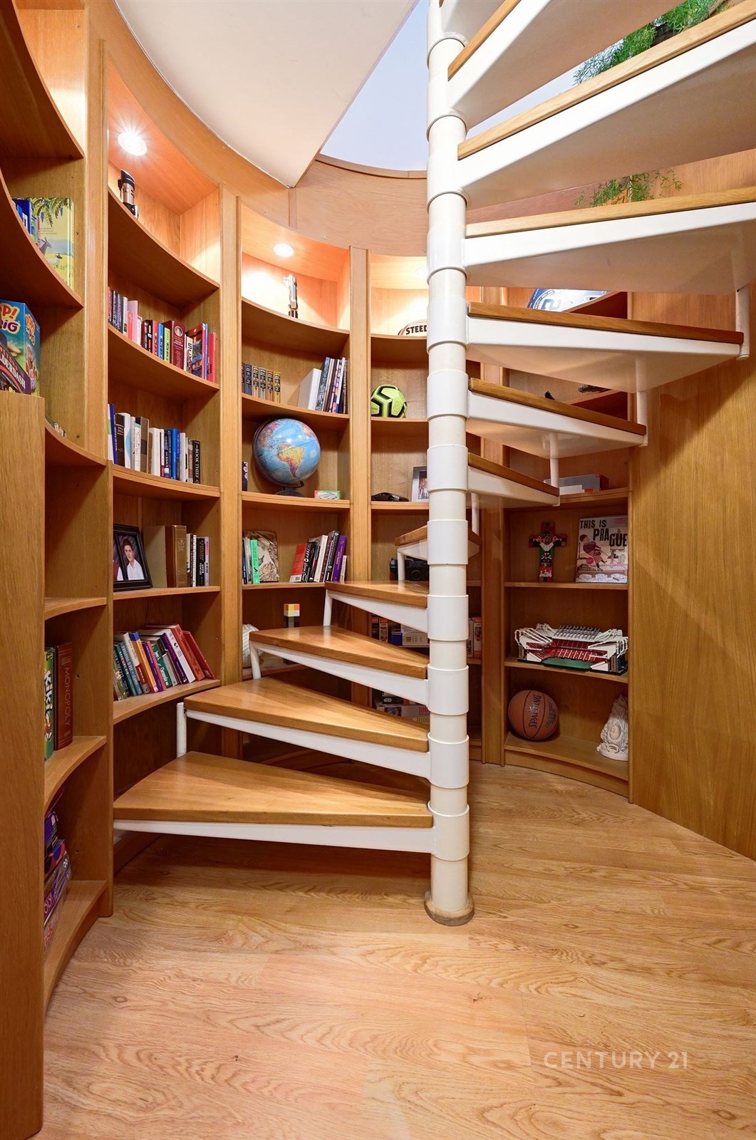 Schodiště s knihovnou do 4. NP