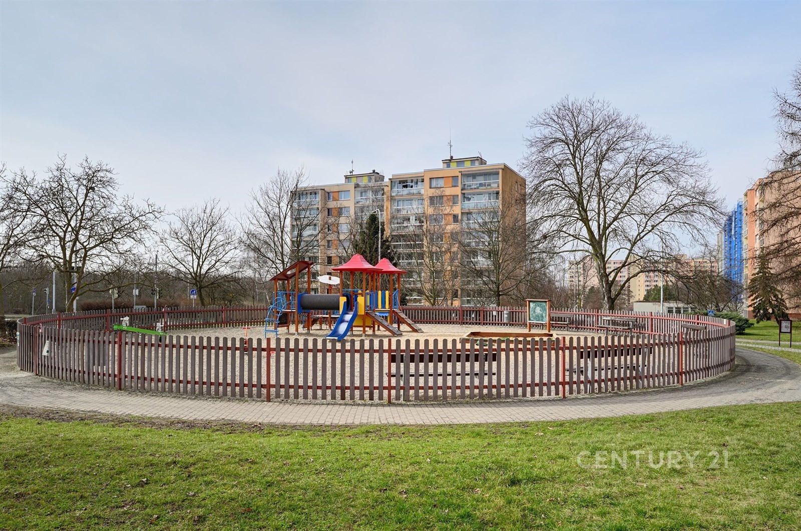 Dům ze zadní části od hřiště