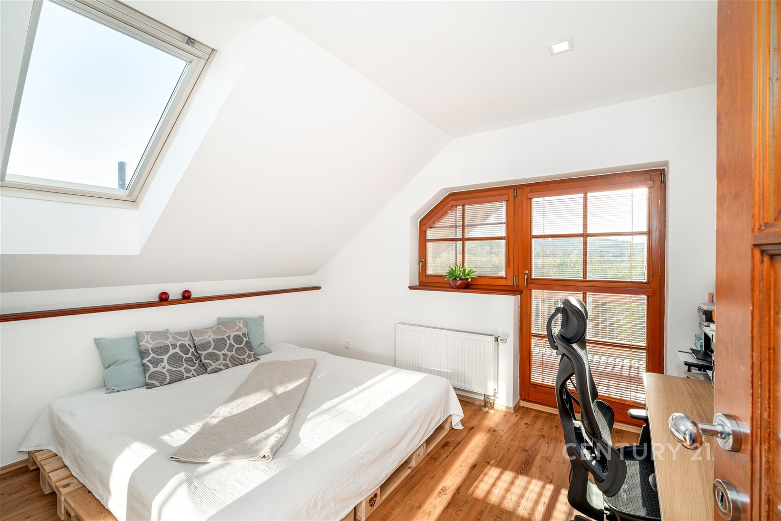 2. NP ložnice s věstavěnou skříní a terasou