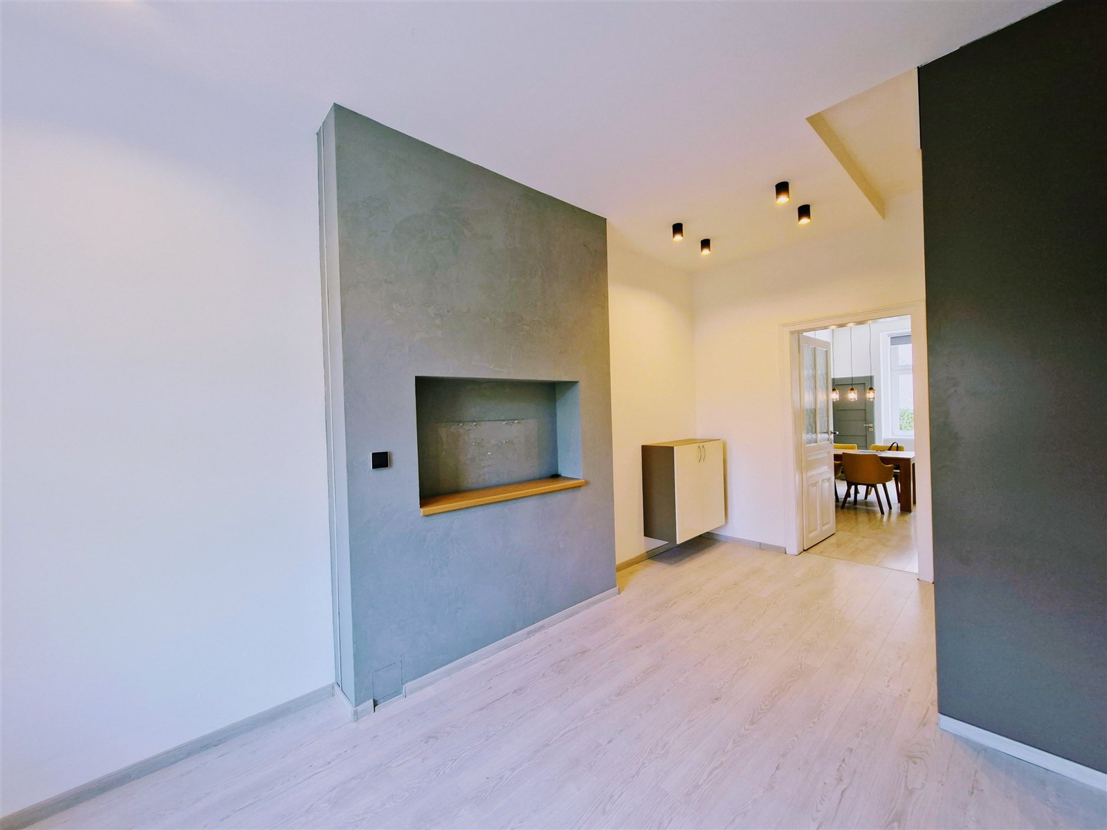 Světlý obývací pokoj s parketovou podlahou, modern