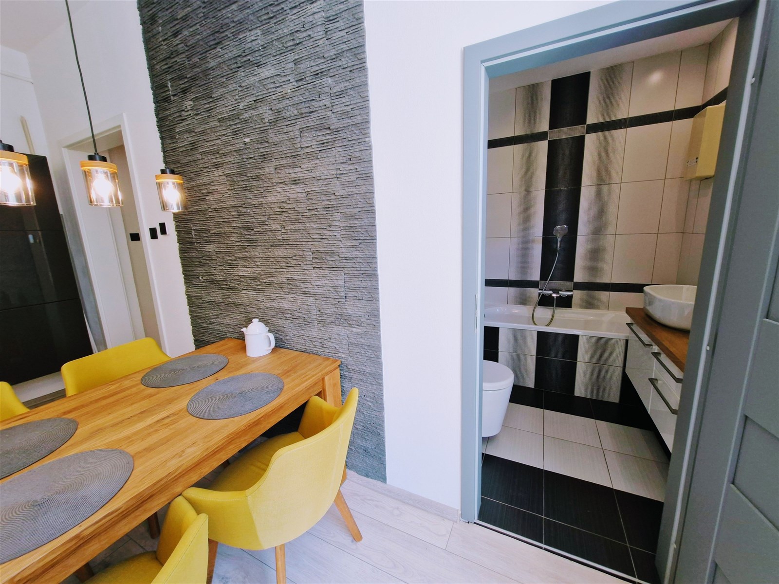 Jídelní kout s dřevěným stolem a žlutými židlemi, 