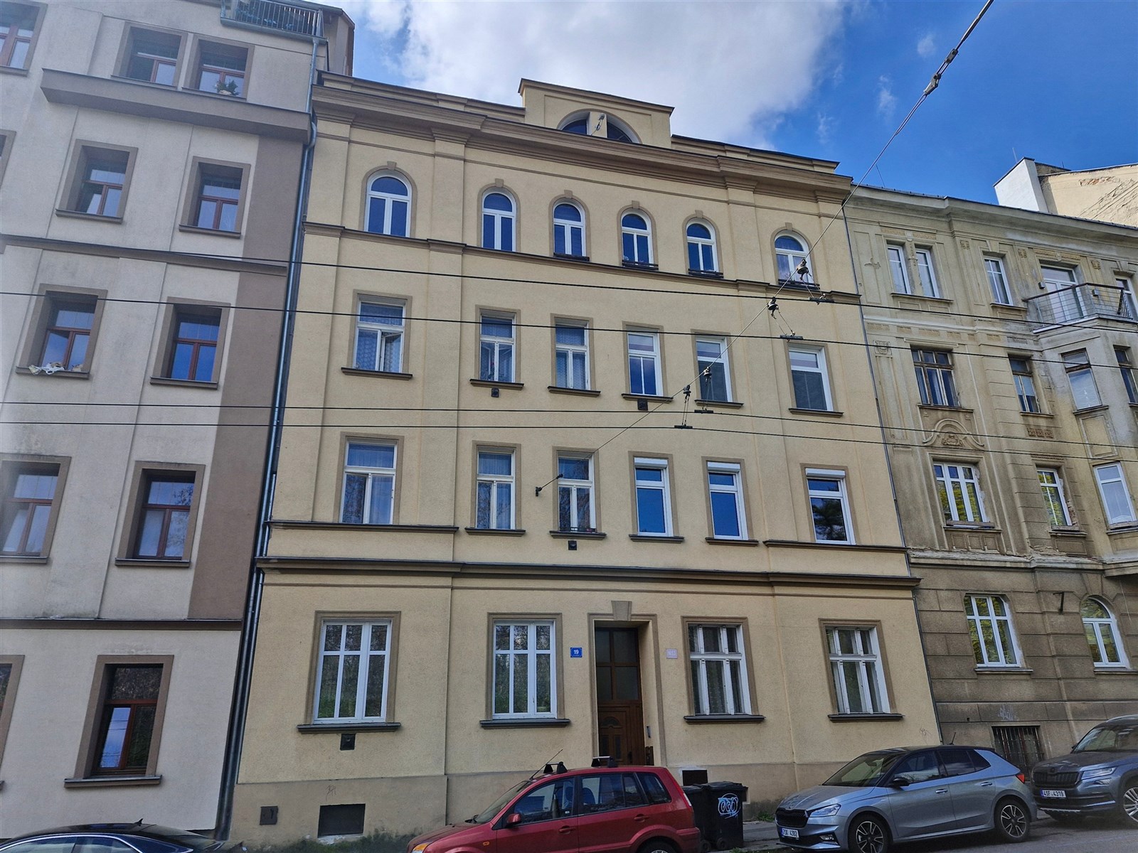 Fasáda činžovního domu s historickými prvky, velká