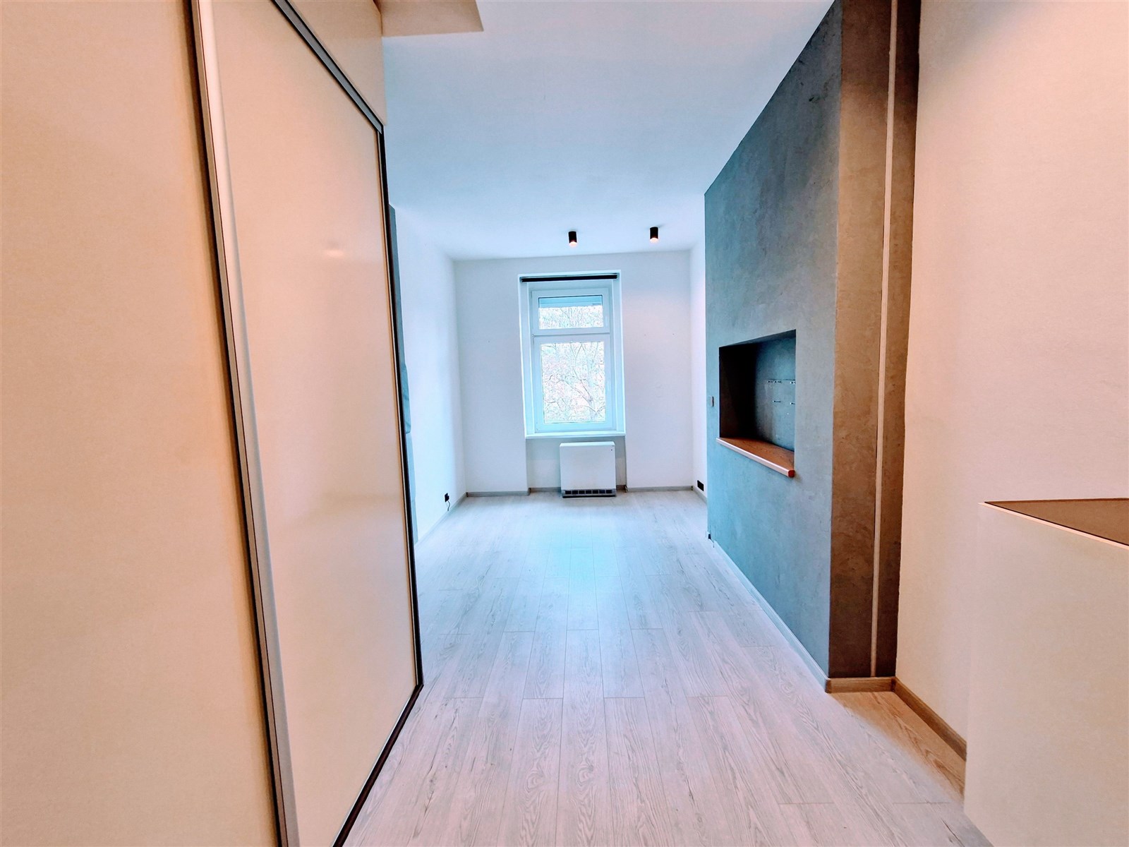 Světlý obývací pokoj s parketovou podlahou, modern