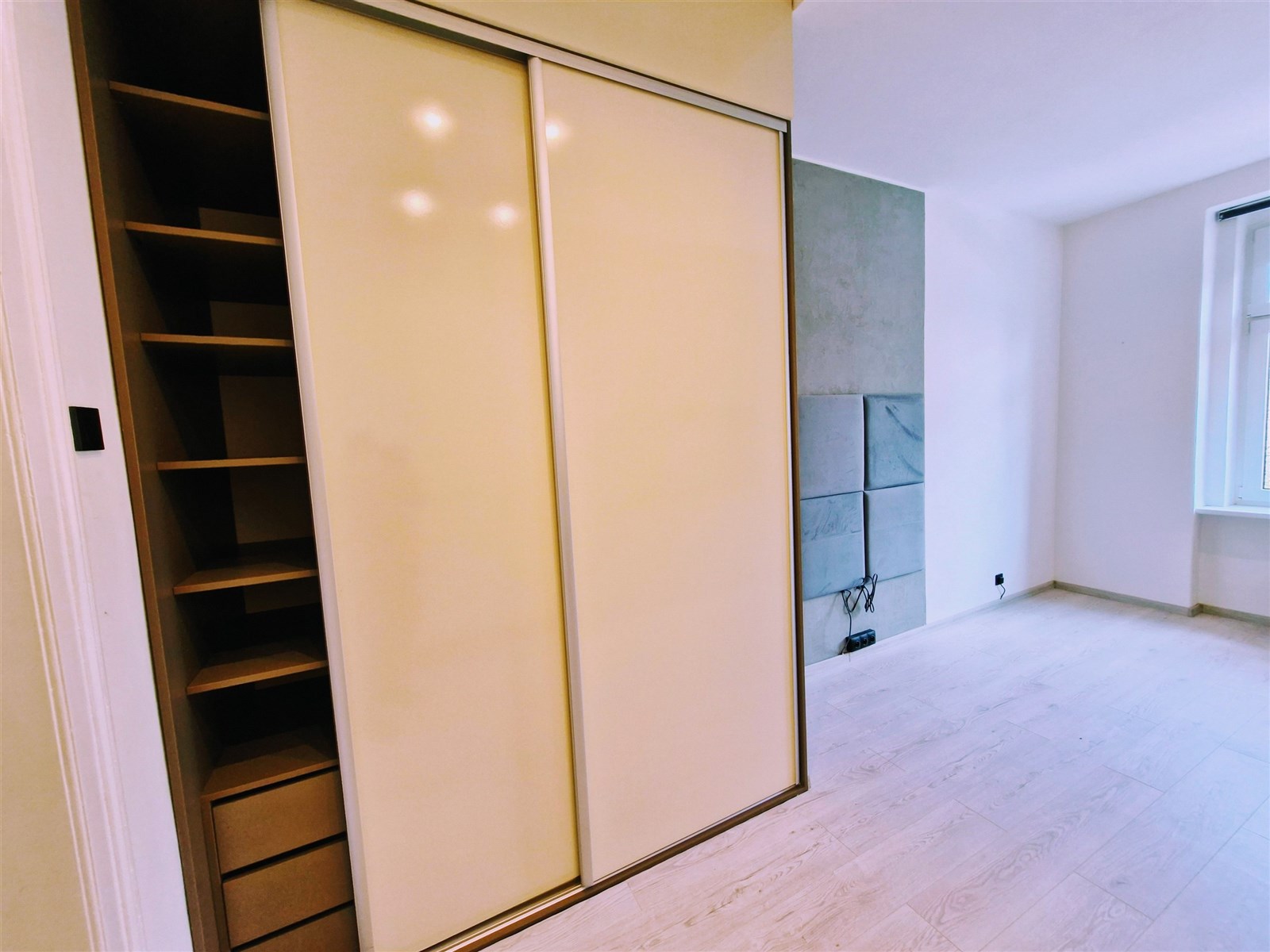 Ložnice s vestavěnými skříněmi, parketovou podlaho