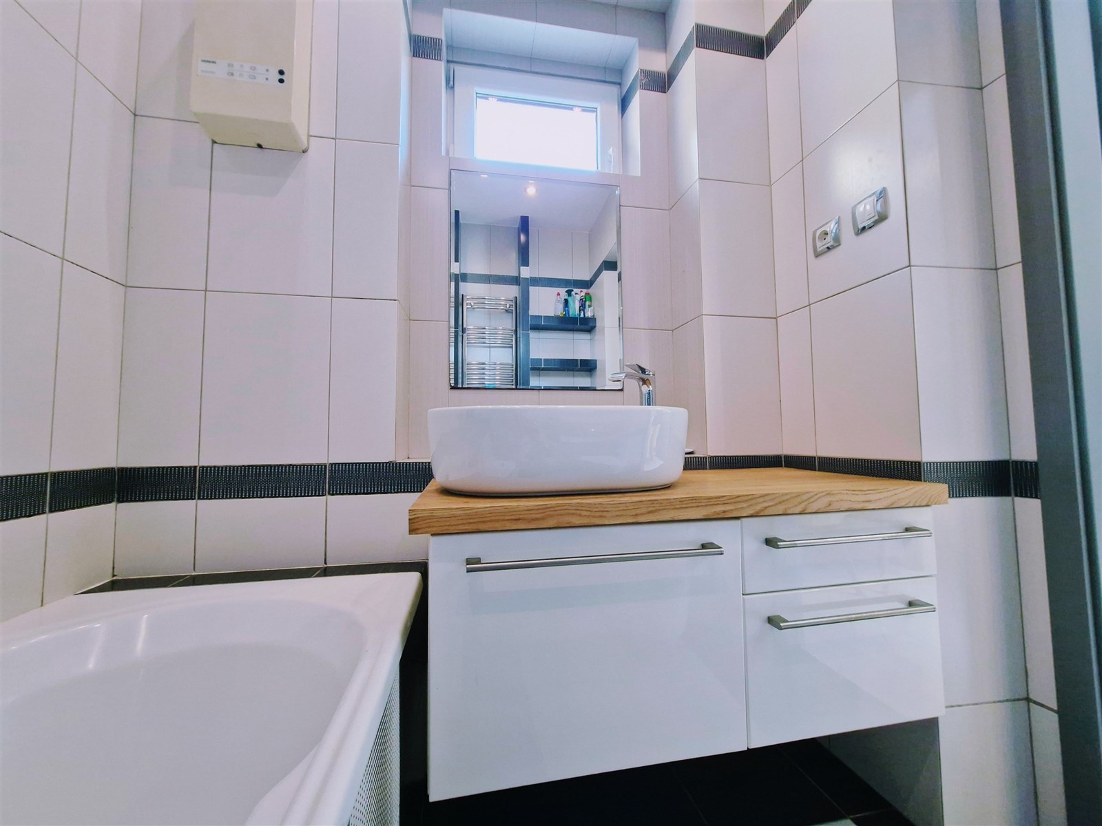 Kompaktní koupelna s moderním umyvadlem na dřevěné