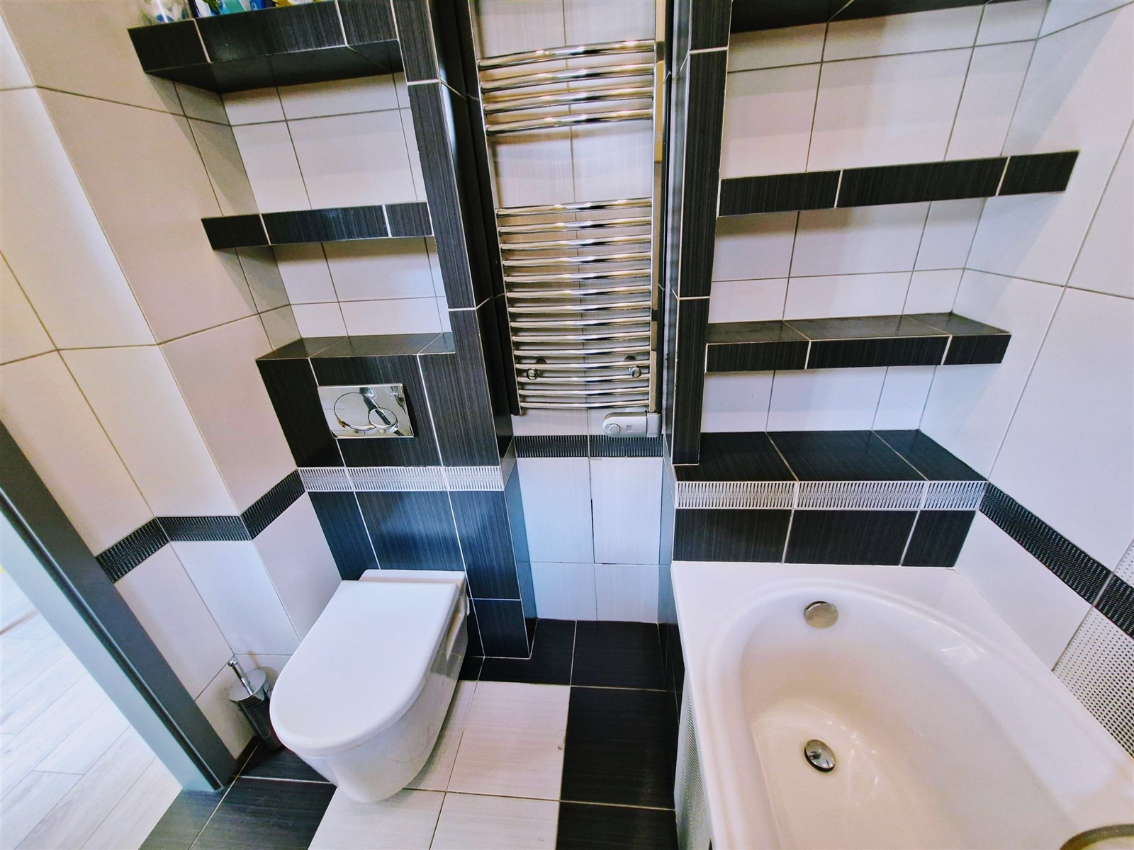 Moderní koupelna s keramickou dlažbou, vanou a ver