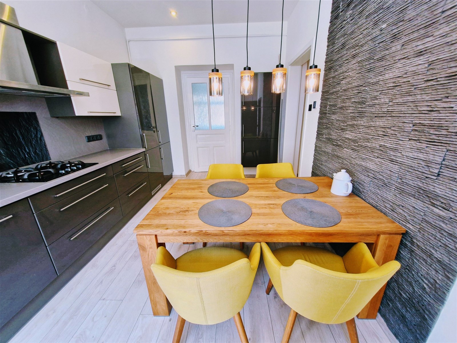 Jídelní kout s moderní dekorací, dřevěný stůl, žlu