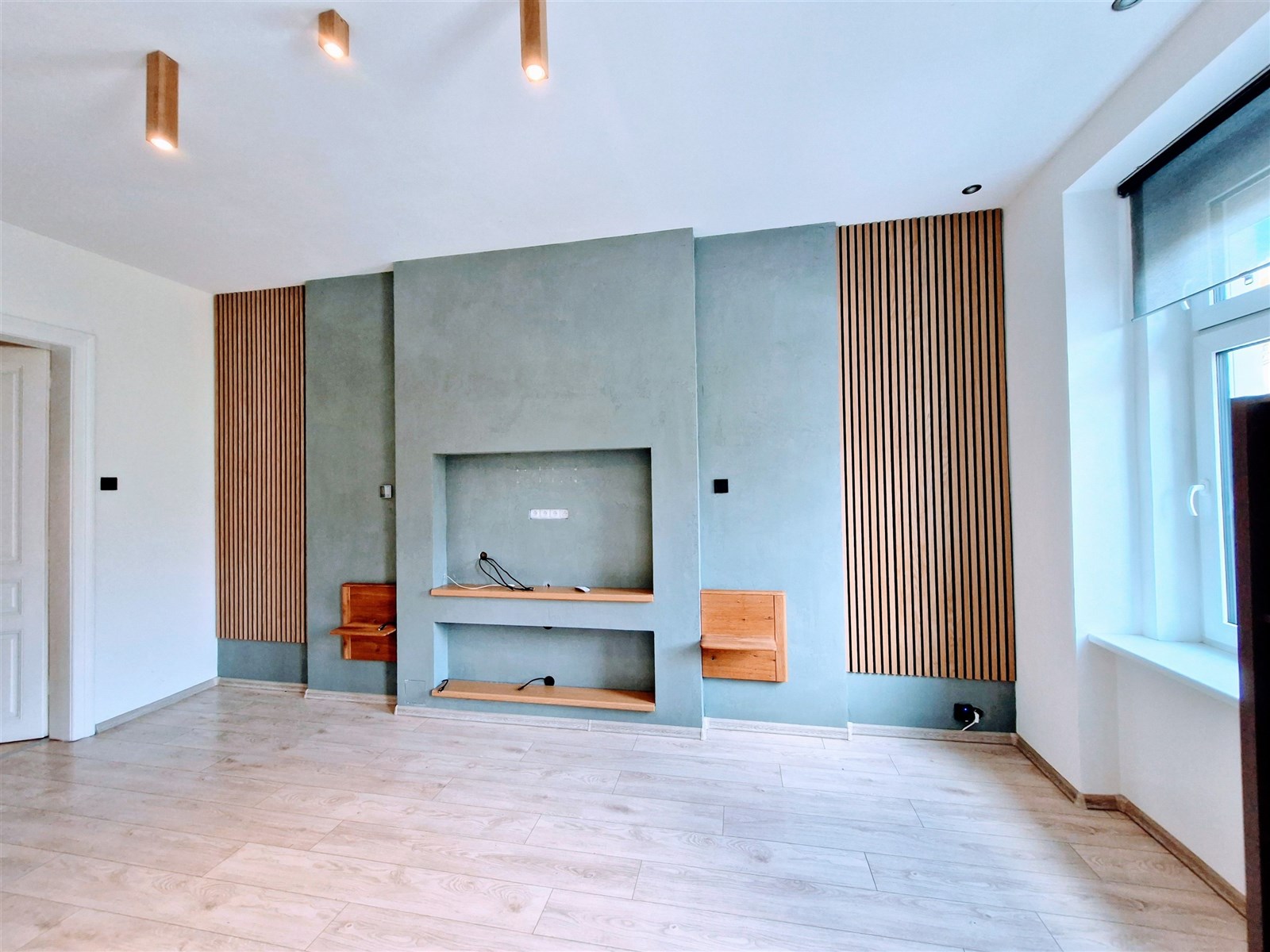 Světlý obývací pokoj s dřevěnou podlahou, moderním