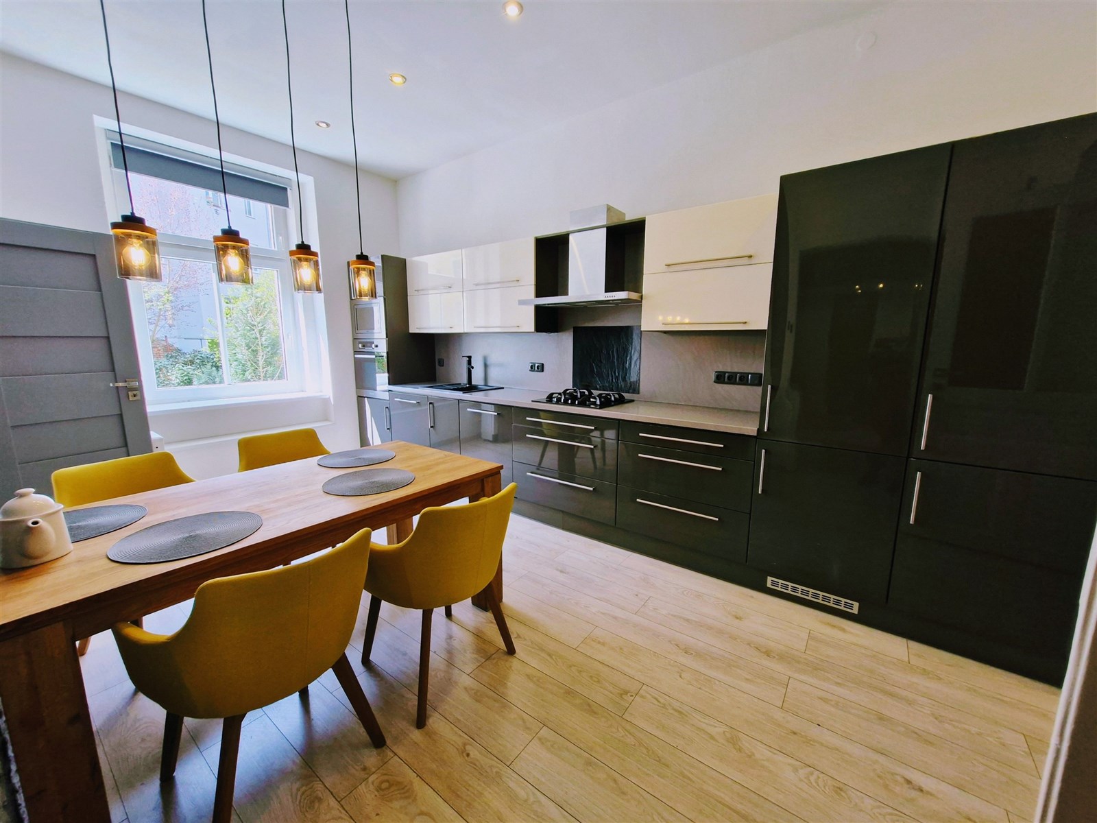 Moderní kuchyň s parketovou podlahou, vestavěnými 