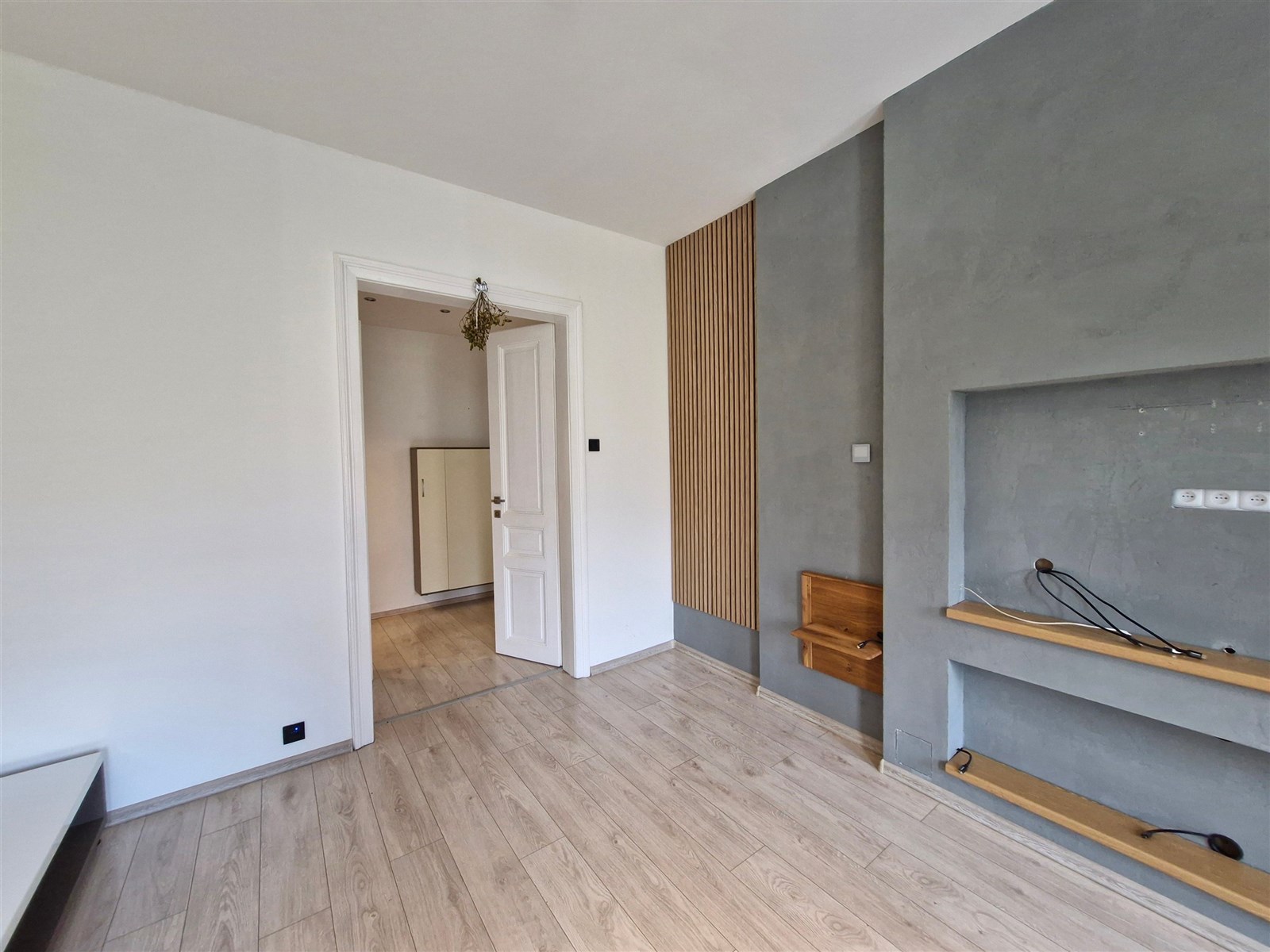 Prázdný obývací pokoj s parketovou podlahou, dřevě